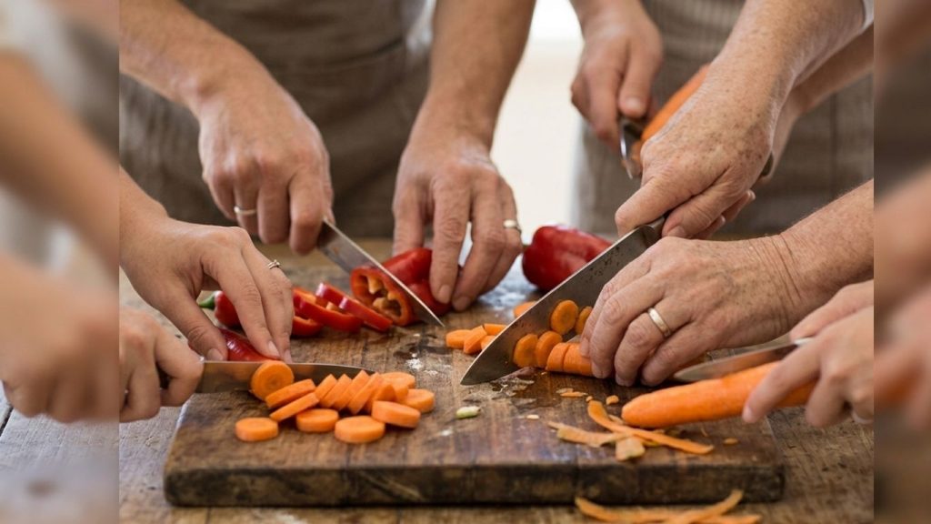 Bénévoles préparant des légumes pour un repas aux Porteurs d’Espérance à Longueuil